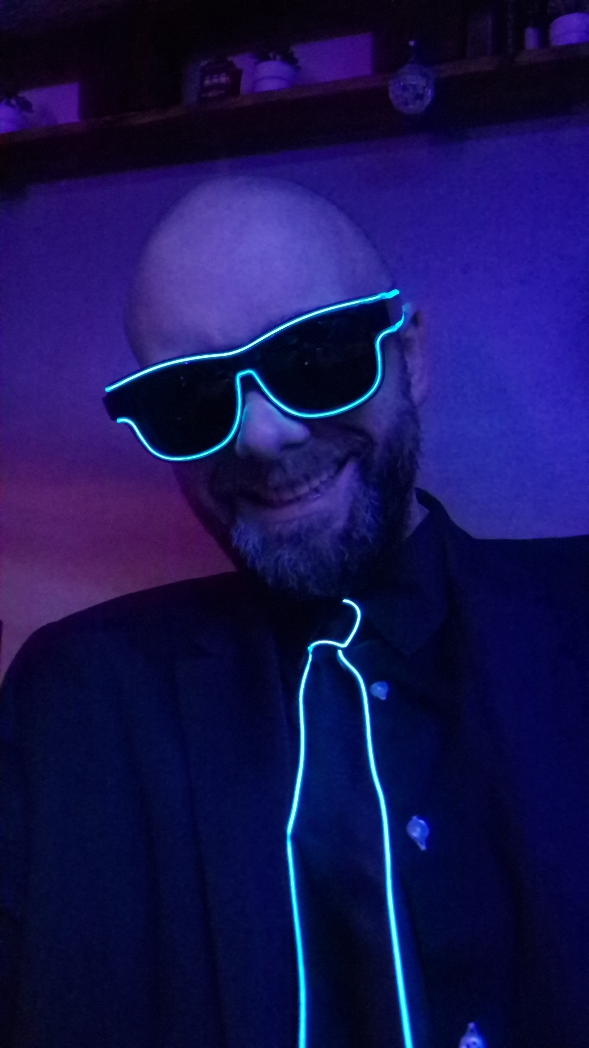 DJ Chris-T im neonblauen Licht